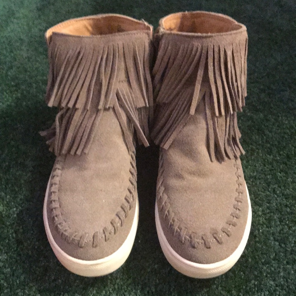 Gray fringed shoes. Size 7.5